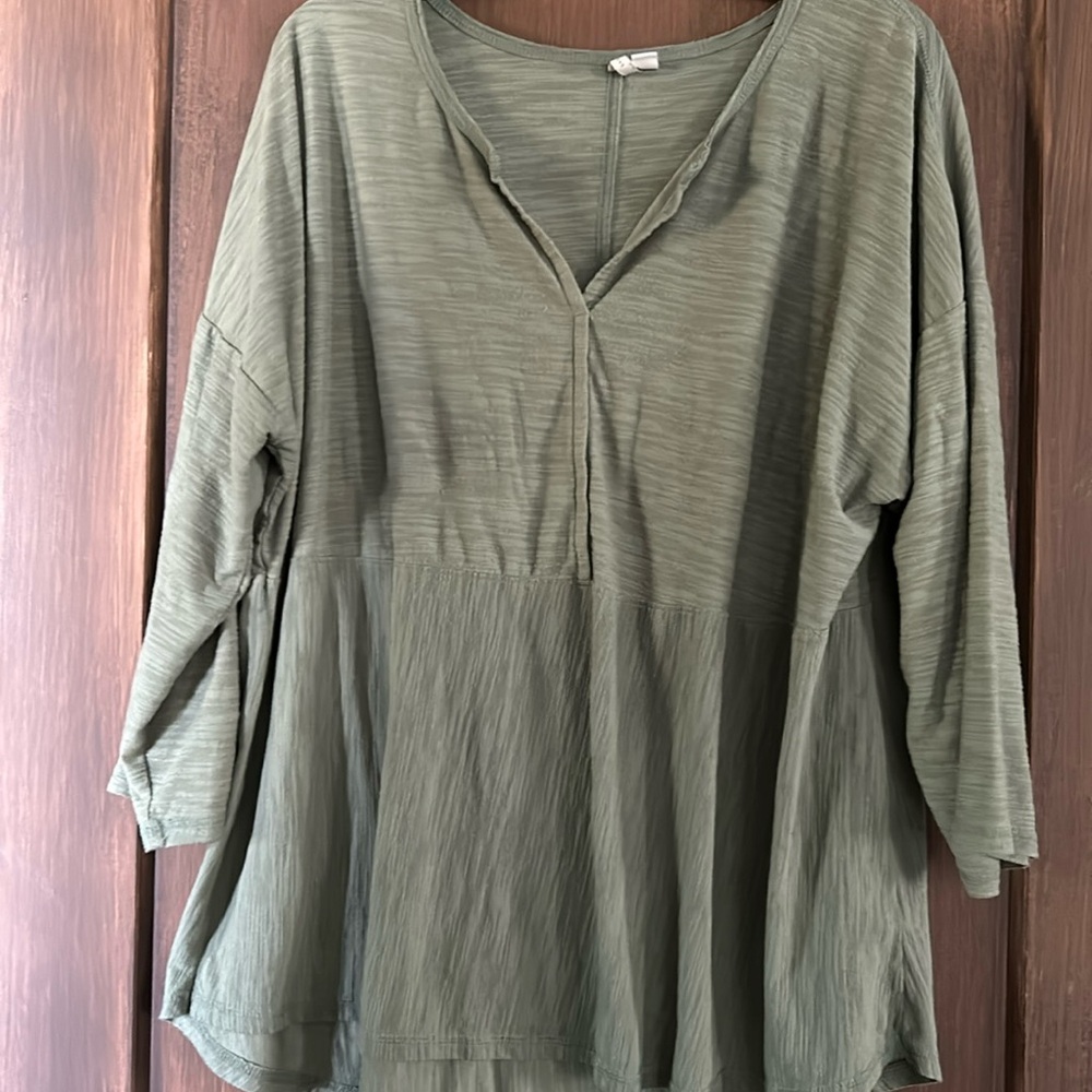 Cute olive green ladies top. Size 14/16w.